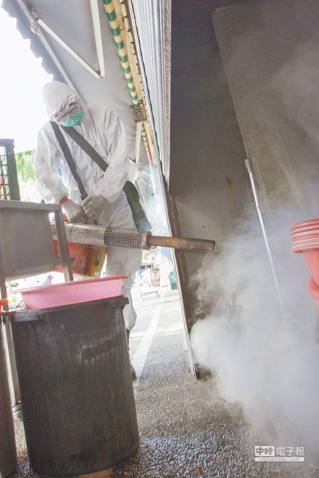 9月15日,登革熱持續延燒,臺軍出動化學兵到臺南市中西區噴藥消毒。(《中國時報》 黃仲裕攝) 9月15日,登革熱持續延燒,臺軍出動化學兵到臺南市中西區噴藥消毒。(《中國時報》 黃仲裕攝)