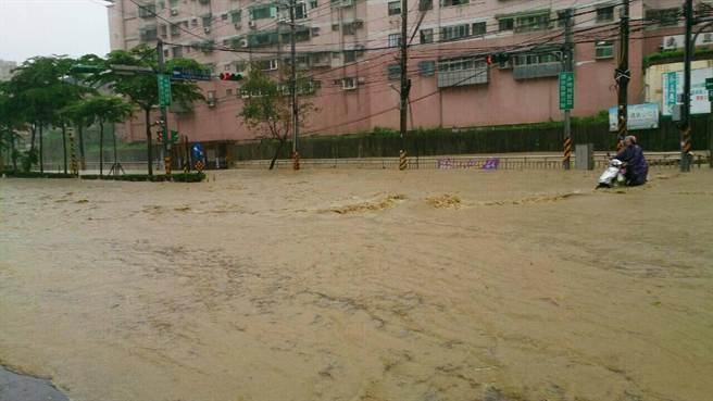 基隆大雨致多處淹水 網友質疑氣象預報不準 基隆大雨致多處淹水 網友質疑氣象預報不準