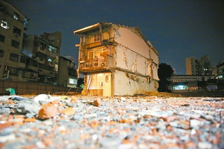 臺北最牛釘子戶遭強拆 臺北最牛釘子戶遭強拆