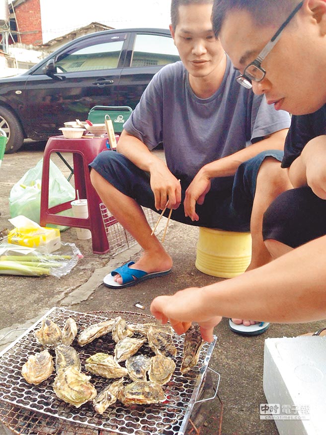 臺灣牡蠣產地價1斤不足10元 蚵農臺風前無奈搶收 臺灣牡蠣產地價1斤不足10元 蚵農臺風前無奈搶收