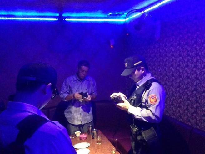 桃園警分局今晚出其不意,再度出動大掃黃。(中時電子報 蔡依珍攝) 桃園警分局今晚出其不意,再度出動大掃黃。(中時電子報 蔡依珍攝)