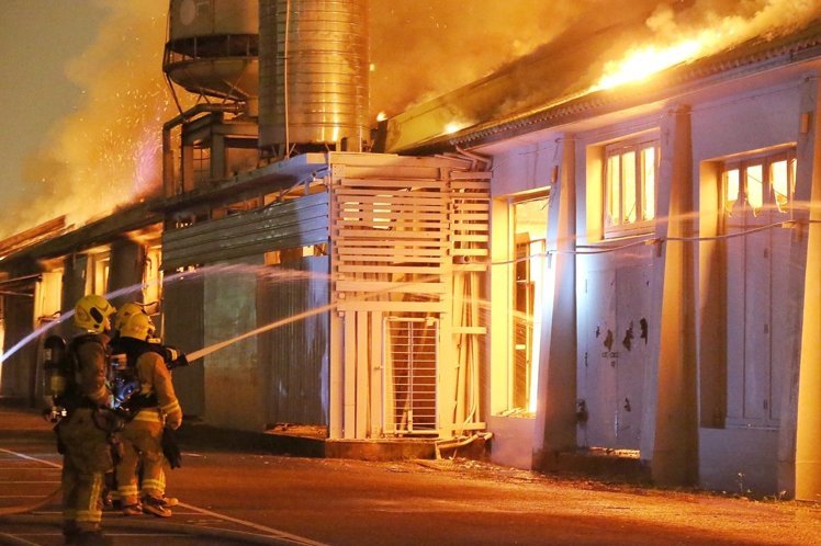 高雄家具展覽館凌晨發(fā)生大火 業(yè)者欲哭無(wú)淚 高雄家具展覽館凌晨發(fā)生大火 業(yè)者欲哭無(wú)淚