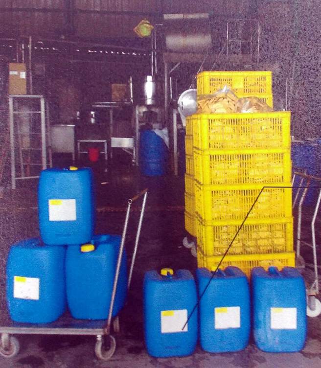 屏東地檢署在“立成商行”查扣“漂白水”豆干 屏東地檢署在“立成商行”查扣“漂白水”豆干