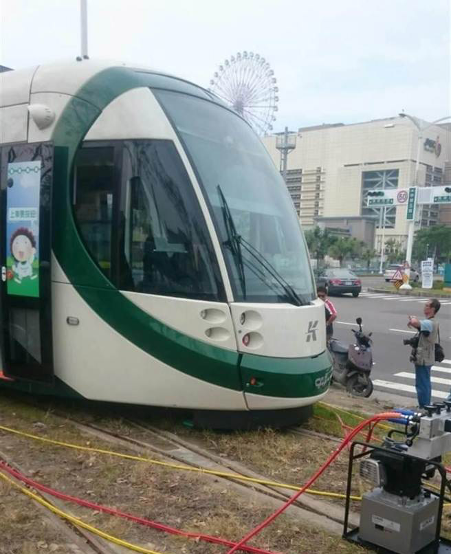 高雄試營(yíng)運(yùn)輕軌爆出軌意外 所幸無(wú)人受傷 高雄試營(yíng)運(yùn)輕軌爆出軌意外 所幸無(wú)人受傷
