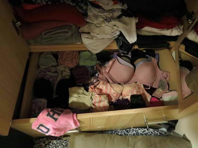 潘男將偷來的女用內(nèi)衣褲,整齊收藏在柜子中 潘男將偷來的女用內(nèi)衣褲,整齊收藏在柜子中