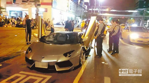 臺男子開蘭博基尼跑車夜店外“炫車”警方開罰(圖) 臺男子開蘭博基尼跑車夜店外“炫車”警方開罰(圖)