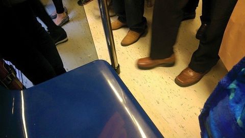 臺乘客日本搭電車遇孕婦忙讓座對方尷尬不敢坐 臺乘客日本搭電車遇孕婦忙讓座對方尷尬不敢坐