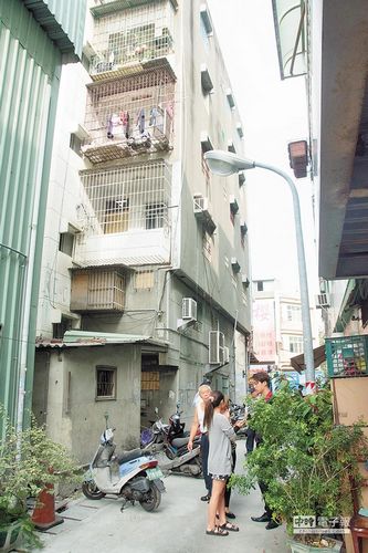 父親疑酗酒猝死28歲女兒伴尸5天餓死家中(圖) 父親疑酗酒猝死28歲女兒伴尸5天餓死家中(圖)