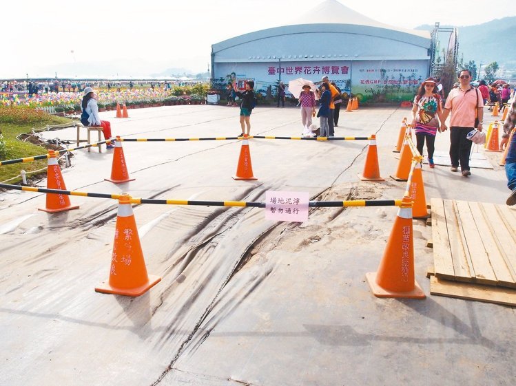 臺中新社花海車塞路爛撐十年 居民、市府都頭大 臺中新社花海車塞路爛撐十年 居民、市府都頭大