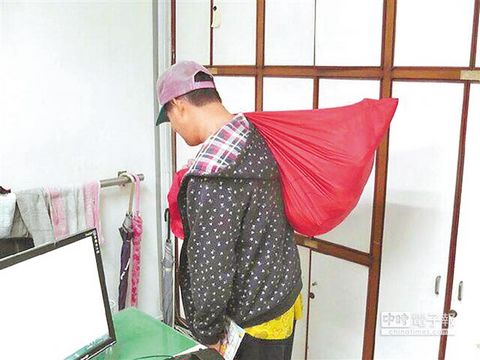 圣誕老人流落街頭?警察好奇盤查原來是通緝犯