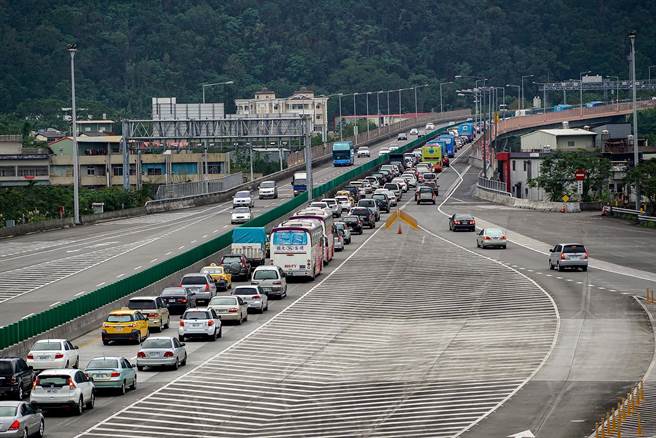 春節首波車潮涌現 高鐵乘客滿塞(圖) 春節首波車潮涌現 高鐵乘客滿塞(圖)