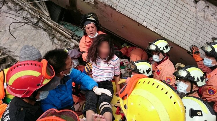 瓦礫中看見兩雙腳丫 救援人員救出地震中受困姊妹 瓦礫中看見兩雙腳丫 救援人員救出地震中受困姊妹