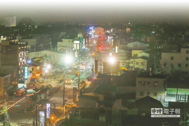 倒塌的維冠金龍大樓救援告一段落,工作人員徹夜趕工,搶通被維冠大樓截斷的永大路 倒塌的維冠金龍大樓救援告一段落,工作人員徹夜趕工,搶通被維冠大樓截斷的永大路