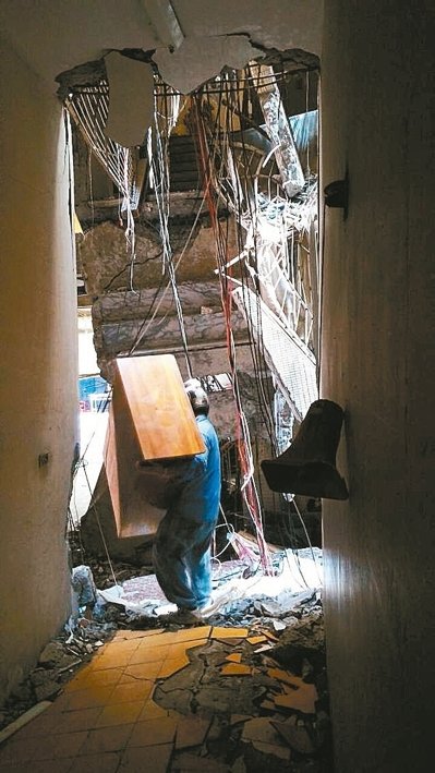 臺南震后:瓦礫堆挖文具為上學 進危樓取證件為上班 臺南震后:瓦礫堆挖文具為上學 進危樓取證件為上班