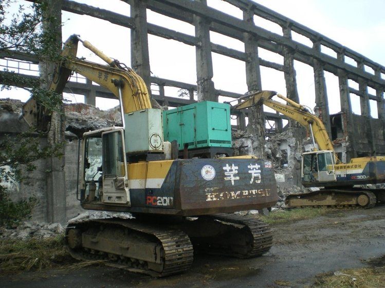 昨天下午造船廠突然怪手進駐,進行拆除工作,引發民眾恐慌與困惑。(圖/《聯合報》) 昨天下午造船廠突然怪手進駐,進行拆除工作,引發民眾恐慌與困惑。(圖/《聯合報》)