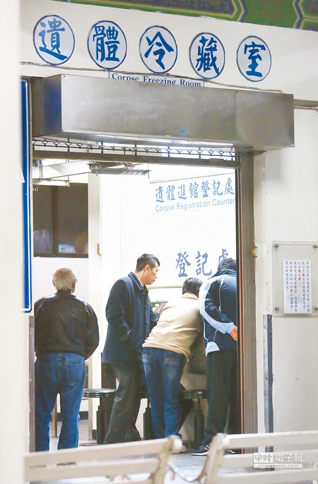 新北等市殯儀館”一柜難求” 百具遺體搭床放走廊 新北等市殯儀館”一柜難求” 百具遺體搭床放走廊