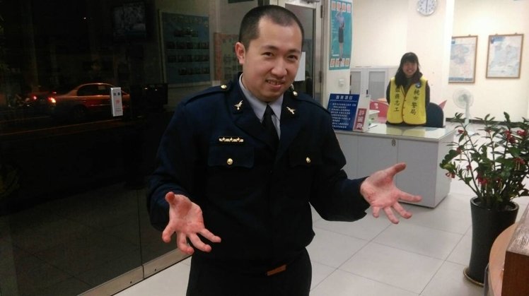 熱心民警當起"喵星人"與"汪星人"守護者(圖) 熱心民警當起"喵星人"與"汪星人"守護者(圖)