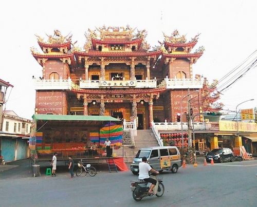 寺廟工作人員當(dāng)警察面鞭打小偷?網(wǎng)友熱議(圖)