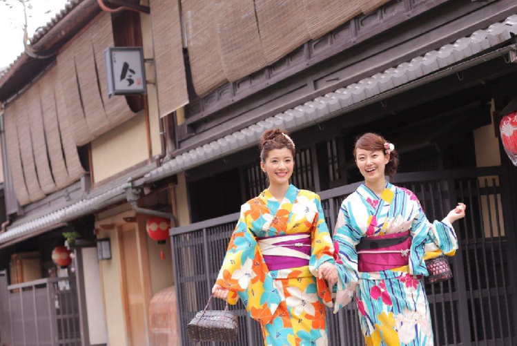 臺灣游客在日本景區穿和服遭批:無美感破壞風景 臺灣游客在日本景區穿和服遭批:無美感破壞風景