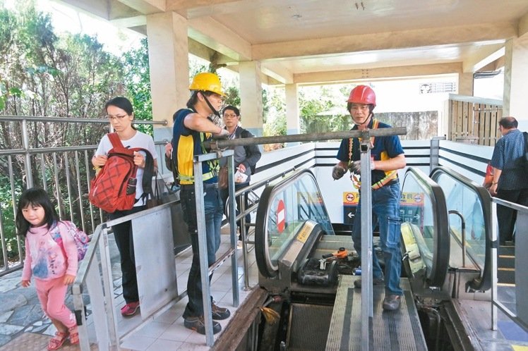 臺鐵電扶梯4天致14傷 民眾諷:“電梯瘟”遍布全臺 臺鐵電扶梯4天致14傷 民眾諷:“電梯瘟”遍布全臺