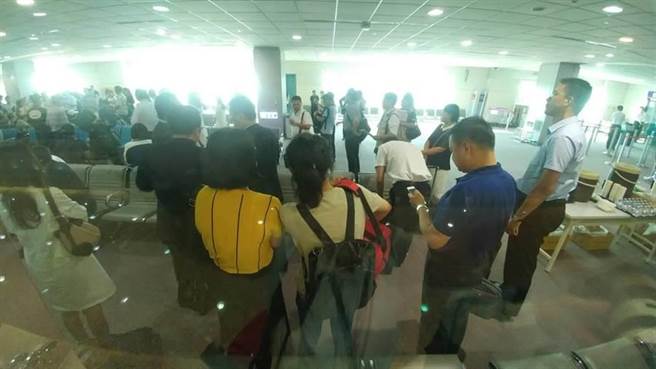 49位罹難大陸游客家屬抵臺 神情哀傷不發一語 49位罹難大陸游客家屬抵臺 神情哀傷不發一語