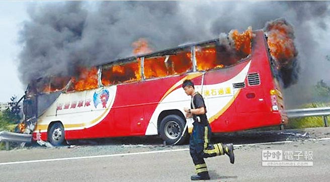 臺灣游覽車起火現(xiàn)場驚見5瓶汽油 案情升高(圖) 臺灣游覽車起火現(xiàn)場驚見5瓶汽油 案情升高(圖)