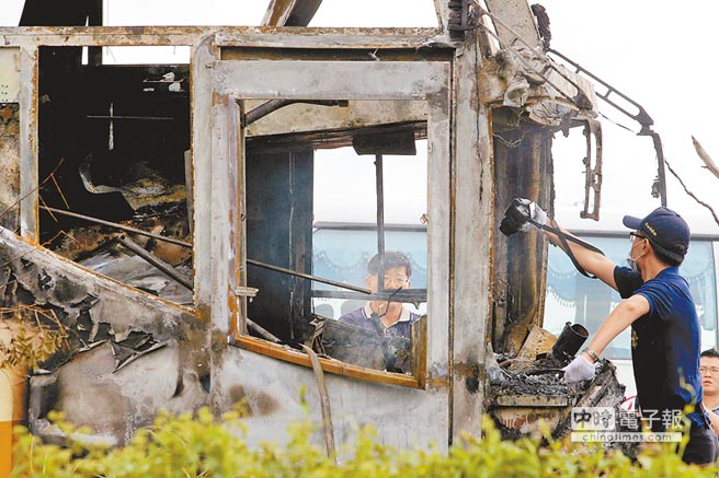 臺灣游覽車起火現(xiàn)場驚見5瓶汽油 案情升高(圖) 臺灣游覽車起火現(xiàn)場驚見5瓶汽油 案情升高(圖)