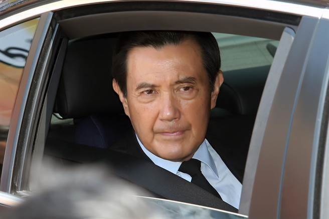 馬英九為遇難陸客鞠躬默哀 神情哀戚不發一語 馬英九為遇難陸客鞠躬默哀 神情哀戚不發一語