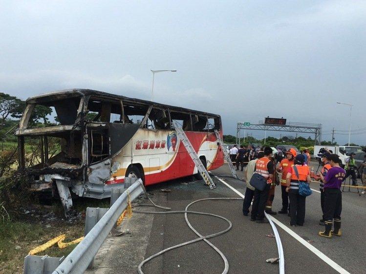 臺灣一游覽車發生火燒車事故,已致26人死亡。(圖片來源:臺灣《聯合報》) 臺灣一游覽車發生火燒車事故,已致26人死亡。(圖片來源:臺灣《聯合報》)