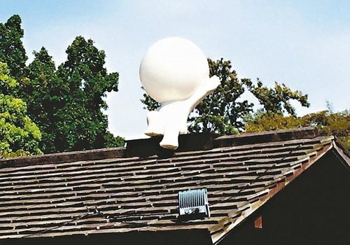 藝術家林建榮結合燈泡與雕塑創作“吹泡泡”孩子,爬上新竹公園麗池涼亭上玩耍。臺灣《聯合報》記者李青霖/攝影 藝術家林建榮結合燈泡與雕塑創作“吹泡泡”孩子,爬上新竹公園麗池涼亭上玩耍。臺灣《聯合報》記者李青霖/攝影