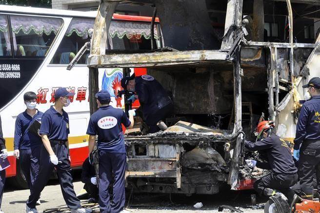 應該是喝酒不久就駕車”。在確認酒后駕車后,偵辦方向朝“人為自焚”調查,但也不排除電線走火引燃汽油。 應該是喝酒不久就駕車”。在確認酒后駕車后,偵辦方向朝“人為自焚”調查,但也不排除電線走火引燃汽油。