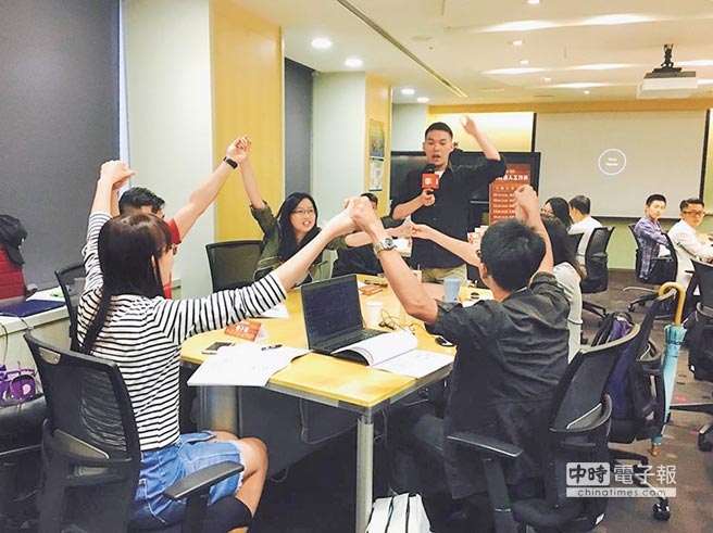 35歲的林大班(站立者)與大陸友人在深圳共同創業 35歲的林大班(站立者)與大陸友人在深圳共同創業