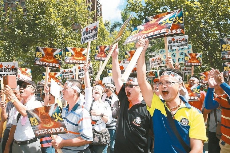 臺游覽車遭污名化 200名駕駛員赴臺交通部門舉牌抗議 臺游覽車遭污名化 200名駕駛員赴臺交通部門舉牌抗議