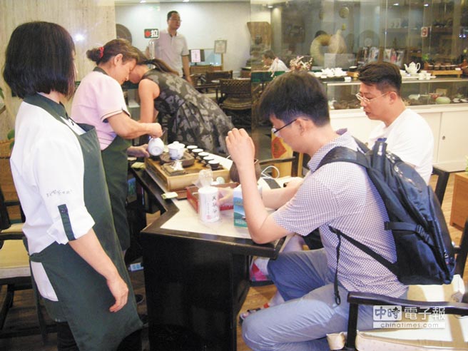 陸客在風(fēng)景區(qū)茶行試喝。(圖片來源:臺灣《中時電子報》) 陸客在風(fēng)景區(qū)茶行試喝。(圖片來源:臺灣《中時電子報》)