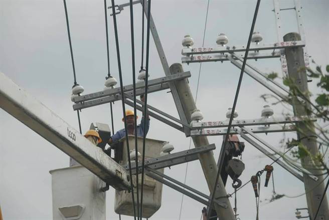 臺電員工搶修 臺電員工搶修