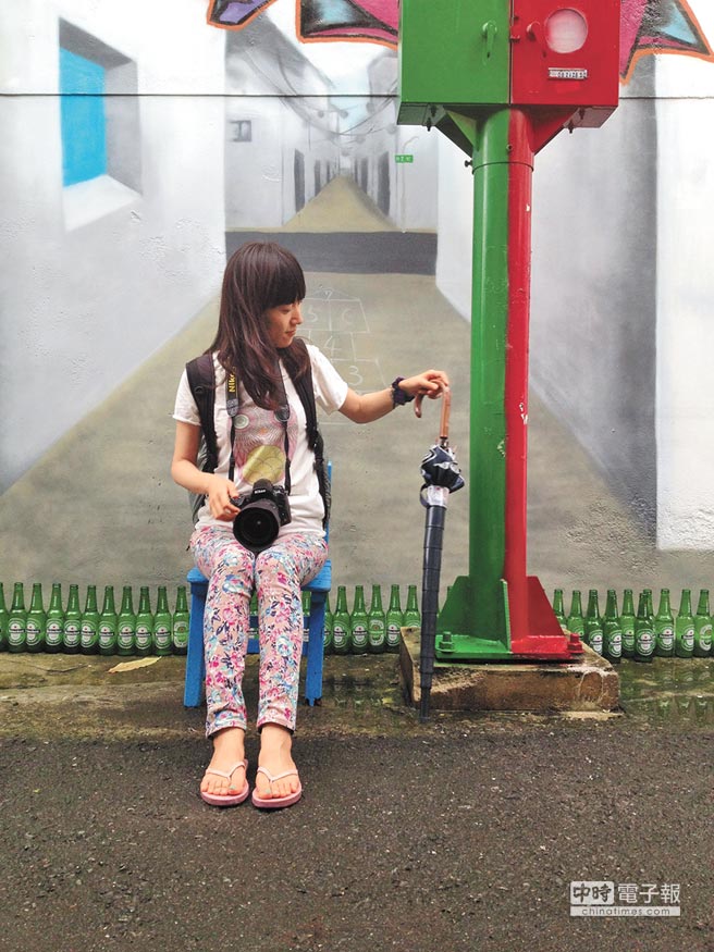 個人游陸客和路邊的郵筒合影 個人游陸客和路邊的郵筒合影