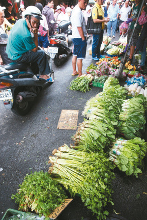 受臺風侵襲島內(nèi)菜價暴漲 黃瓜每公斤飆165新臺幣 受臺風侵襲島內(nèi)菜價暴漲 黃瓜每公斤飆165新臺幣