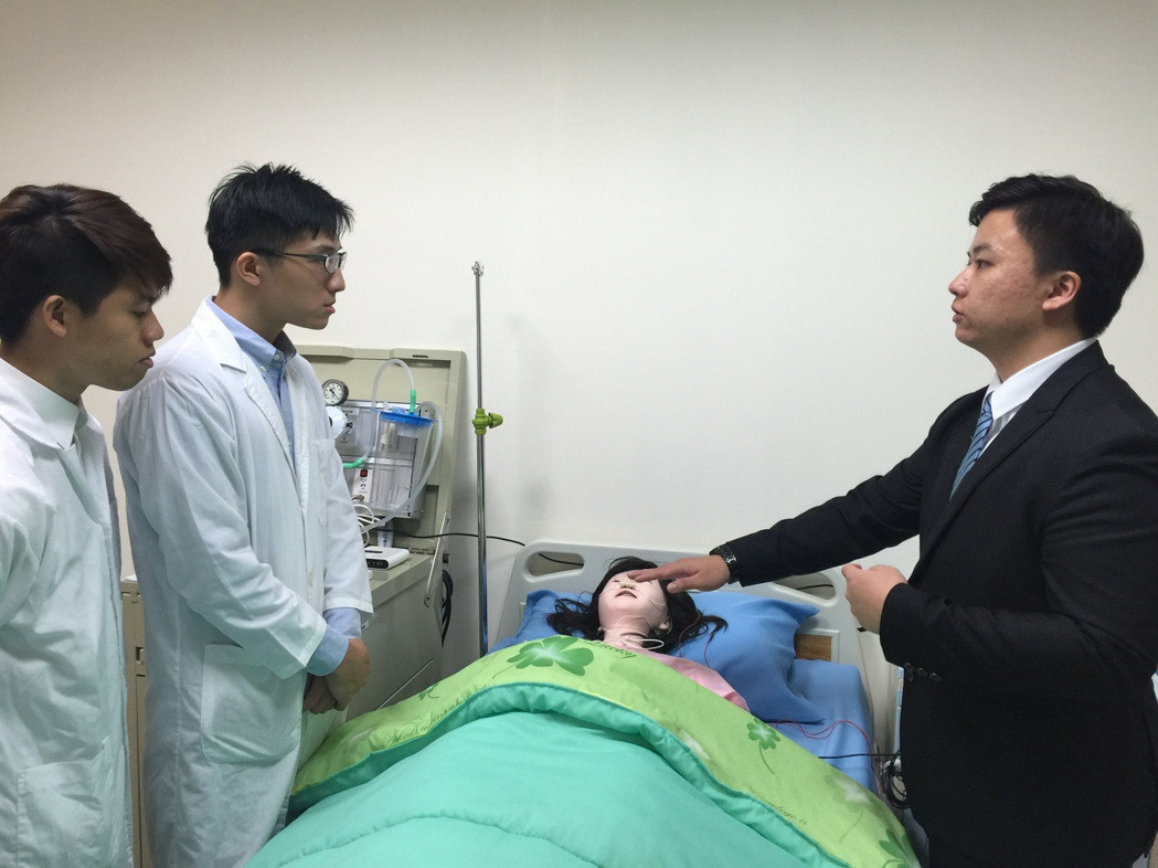 陪睡也能賺錢!臺(tái)灣“睡眠技師”短缺月薪45K起。(圖片來源:臺(tái)灣《聯(lián)合報(bào)》) 陪睡也能賺錢!臺(tái)灣“睡眠技師”短缺月薪45K起。(圖片來源:臺(tái)灣《聯(lián)合報(bào)》)