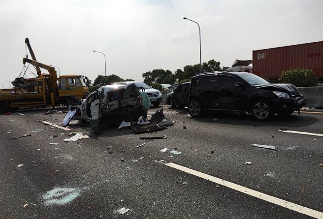 臺灣高速公路發生9車連環撞事故 十多人送醫(圖) 臺灣高速公路發生9車連環撞事故 十多人送醫(圖)