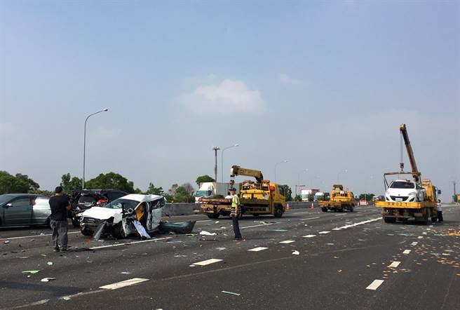 臺灣高速公路發生9車連環撞事故 十多人送醫(圖) 臺灣高速公路發生9車連環撞事故 十多人送醫(圖)