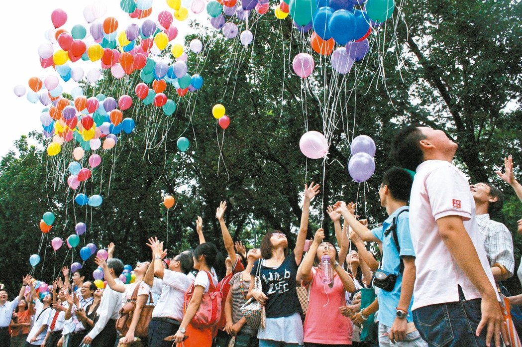 兩岸年輕人赴對岸交流后,能否增加好印象,備受關切。圖為兩岸學生一起放飛氣球,放飛夢想 兩岸年輕人赴對岸交流后,能否增加好印象,備受關切。圖為兩岸學生一起放飛氣球,放飛夢想