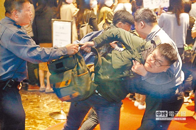 看新聞才知要解散 工會(huì)抗議復(fù)興航空勞資協(xié)商搞黑箱 看新聞才知要解散 工會(huì)抗議復(fù)興航空勞資協(xié)商搞黑箱