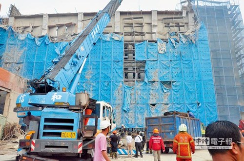 臺(tái)灣桃園市大溪高中21日發(fā)生工安意外,5名工人遭到鷹架、泥漿壓住,送醫(yī)后皆不治。(臺(tái)灣《中國(guó)時(shí)報(bào)》/賴佑維 攝)