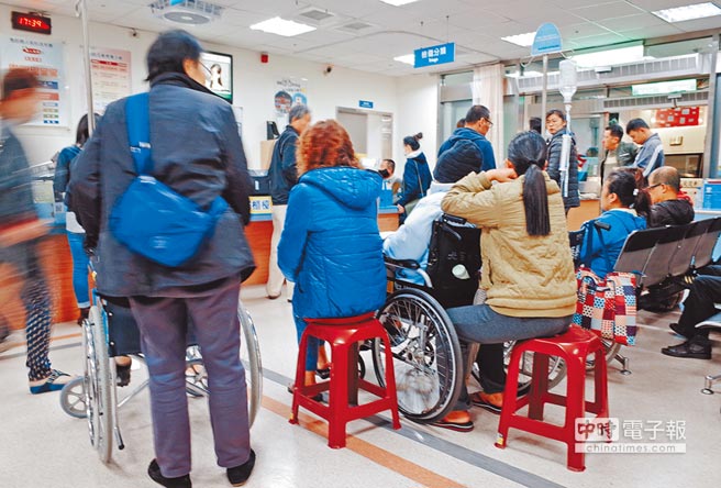 臺當局“一例一休”新規將迎春節長假 患者就診大考驗 臺當局“一例一休”新規將迎春節長假 患者就診大考驗