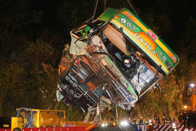 臺(tái)灣游覽車翻覆死亡數(shù)增至34人 警方確認(rèn)司機(jī)超速 臺(tái)灣游覽車翻覆死亡數(shù)增至34人 警方確認(rèn)司機(jī)超速