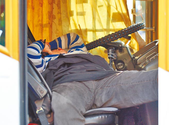 臺游覽車司機:高山行程兩頭摸黑跑車 一日游像搏命 臺游覽車司機:高山行程兩頭摸黑跑車 一日游像搏命