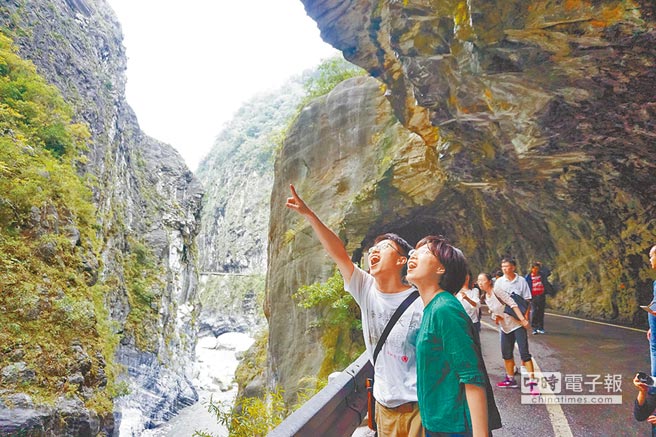 臺當(dāng)局限制游覽車里程引發(fā)反彈 遭業(yè)者批“太天真” 臺當(dāng)局限制游覽車里程引發(fā)反彈 遭業(yè)者批“太天真”