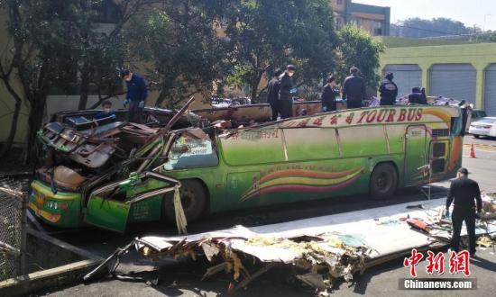 資料圖:臺灣高速公路局北區(qū)工程處木柵工務(wù)段院內(nèi),有關(guān)人員正在對游覽車進行細(xì)致勘驗。 <a target='_blank' ><p align=