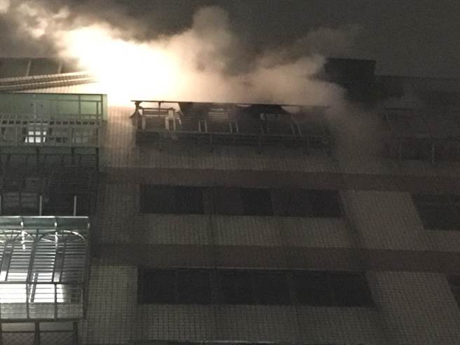 新北市蘆洲區(qū)中興街集合住宅8樓于5日晚間11時47分許傳出火警。圖片來源:臺灣聯合新聞網。陳心瑜翻攝