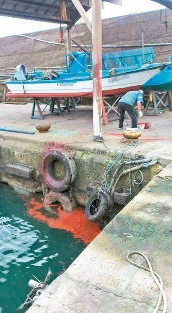 黃姓船主去年11月間,將剩余紅漆倒進海里,事后被依法函送開罰3萬元罰金。圖/本報資料照片